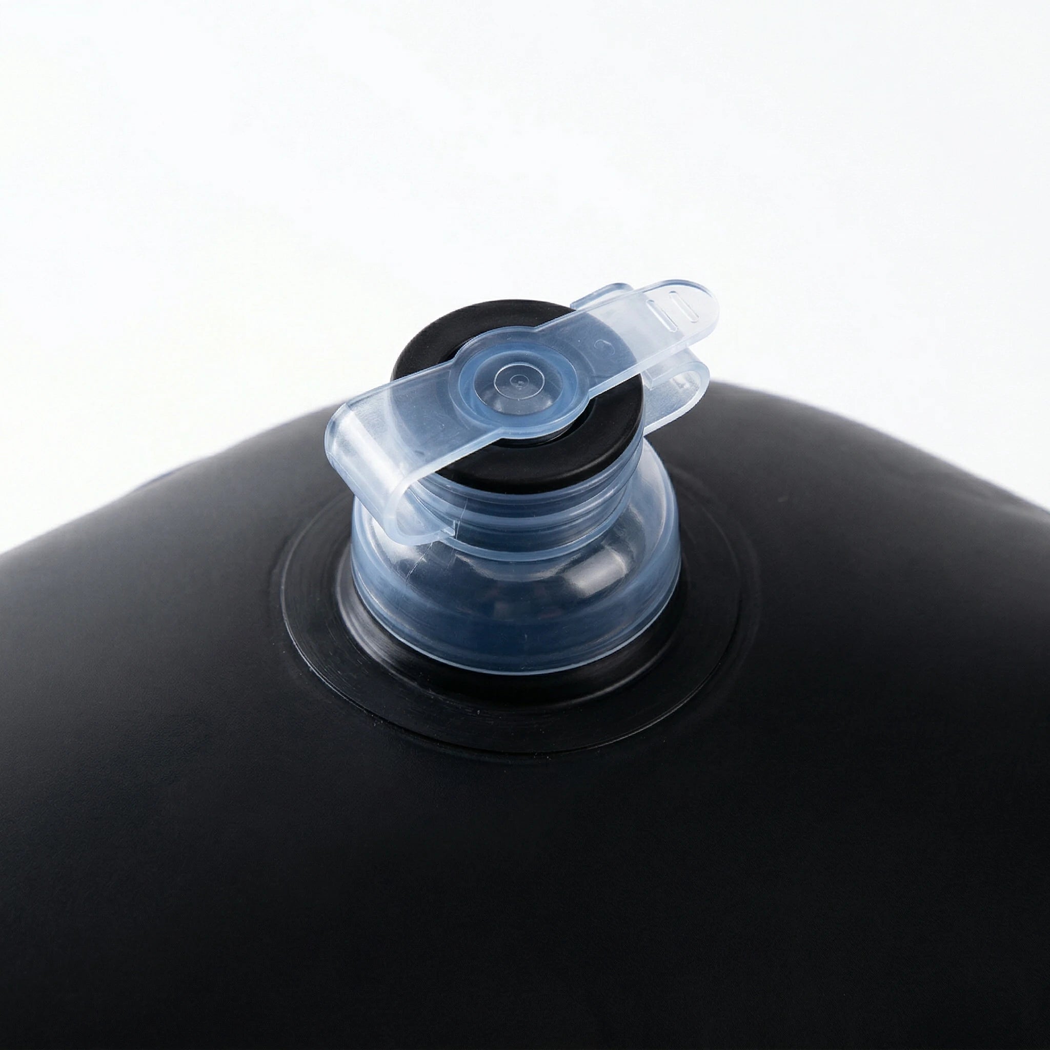 מבט מקרוב על מבנה תאי האוויר 'כוורת' במזרן קמפינג זוגי 'דרך ארץ'.