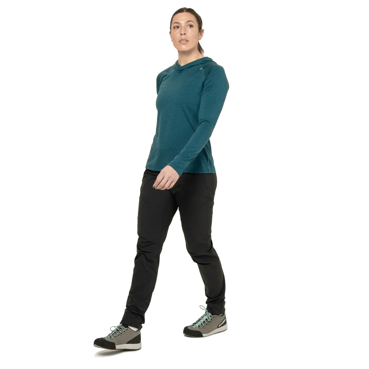 חולצת Glace Hoody נלבשת מתחת לרתמת טיפוס לנוחות מקסימלית