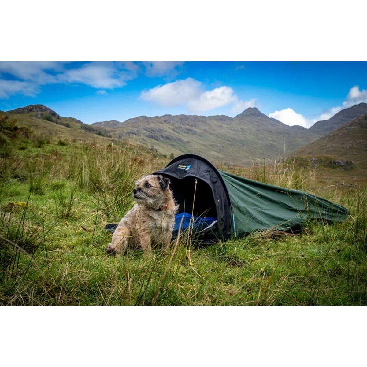 אוהל כיסוי לשק שינה Jupiter Lite Bivi - תצוגה מהצד, מדגיש את מבנה המוט