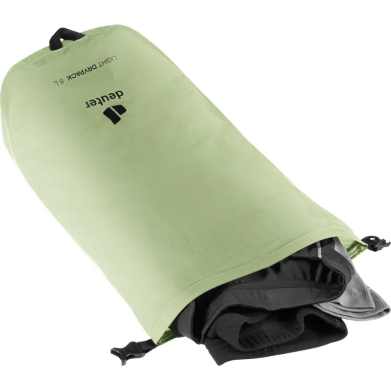 Light Drypack 8L של Deuter, סגירת גלגול אטומה למים