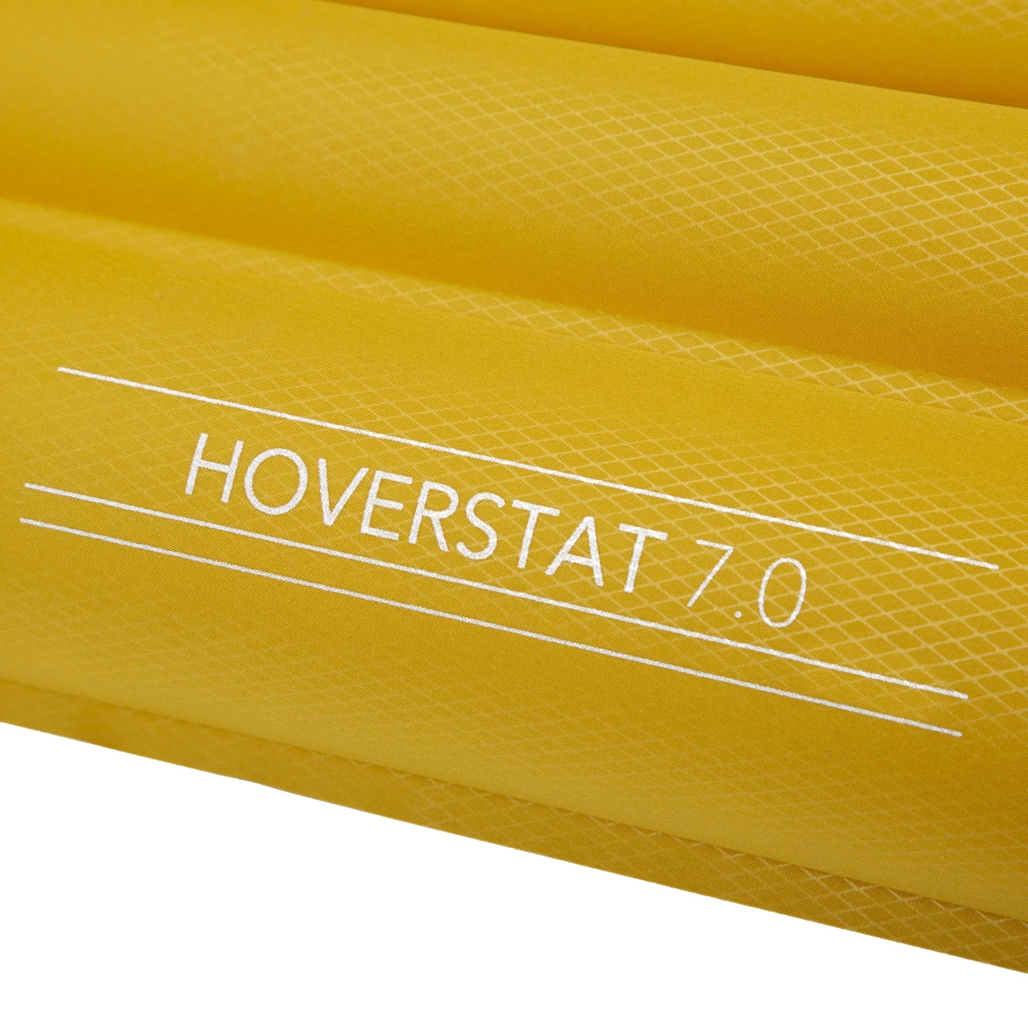 מזרון טיולים מתנפח Hoverstat 7.0 מקופל בתוך שק האריזה הקומפקטי שלו לצד בקבוק מים