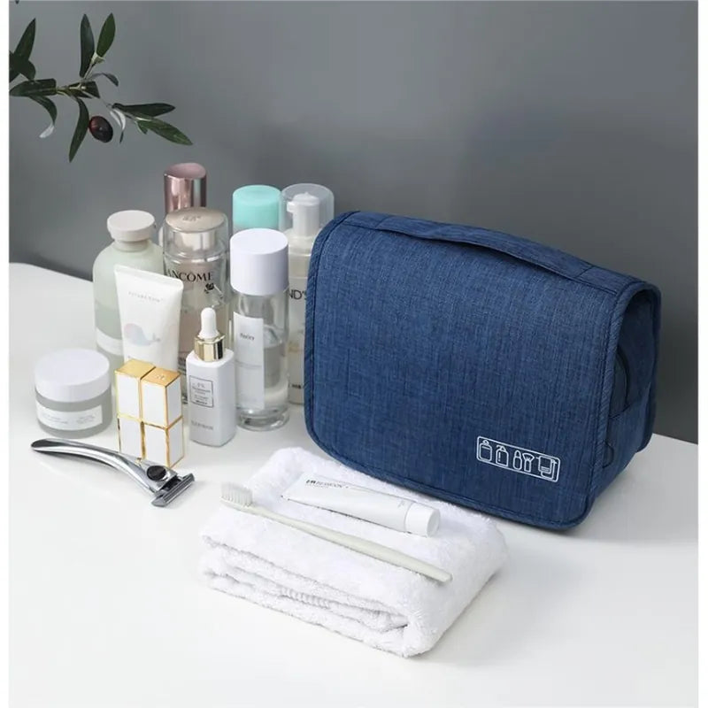 תיק כלי רחצה בינוני "דרך ארץ" פוליאסטר, תא שקוף, וו תלייה.