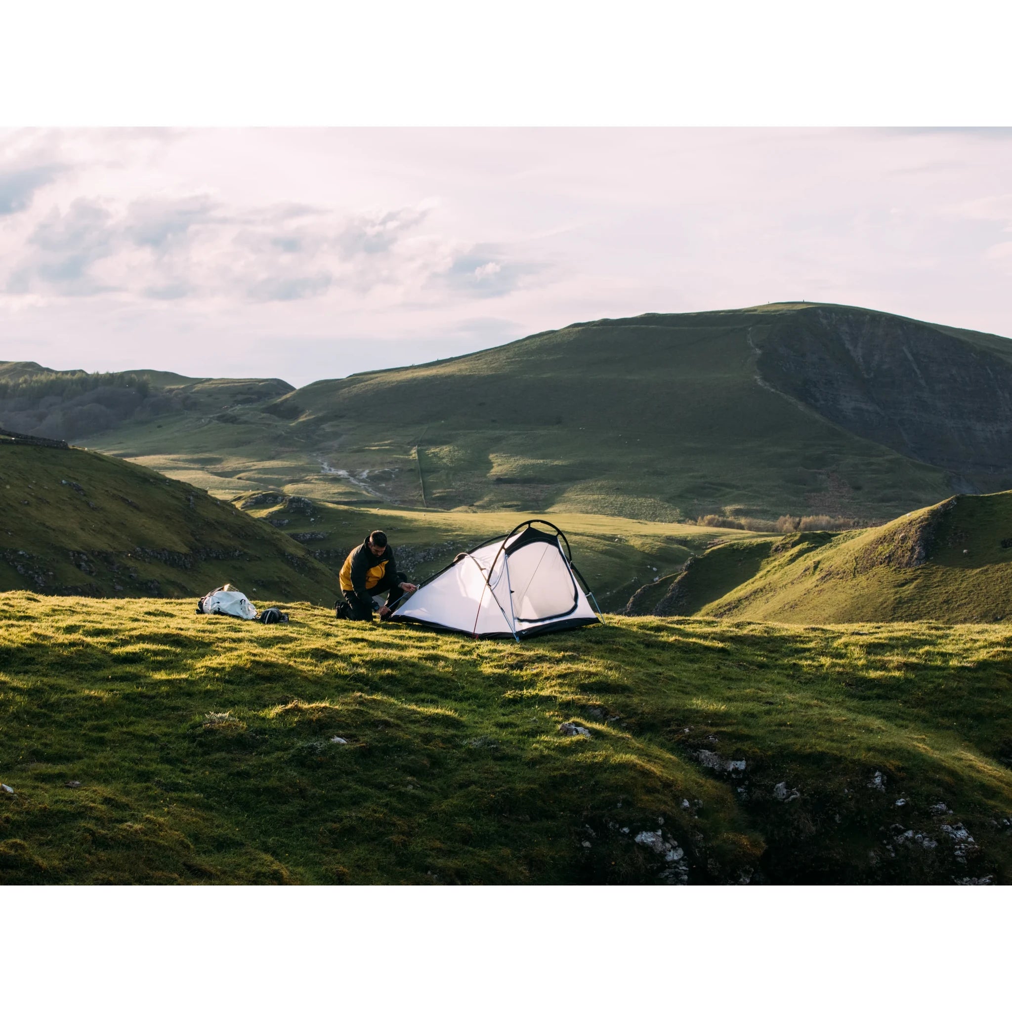 אוהל 4 עונות Voyager Lite: כניסה נוחה למרפסת בגודל 85 ס"מ לאחסון ציוד.