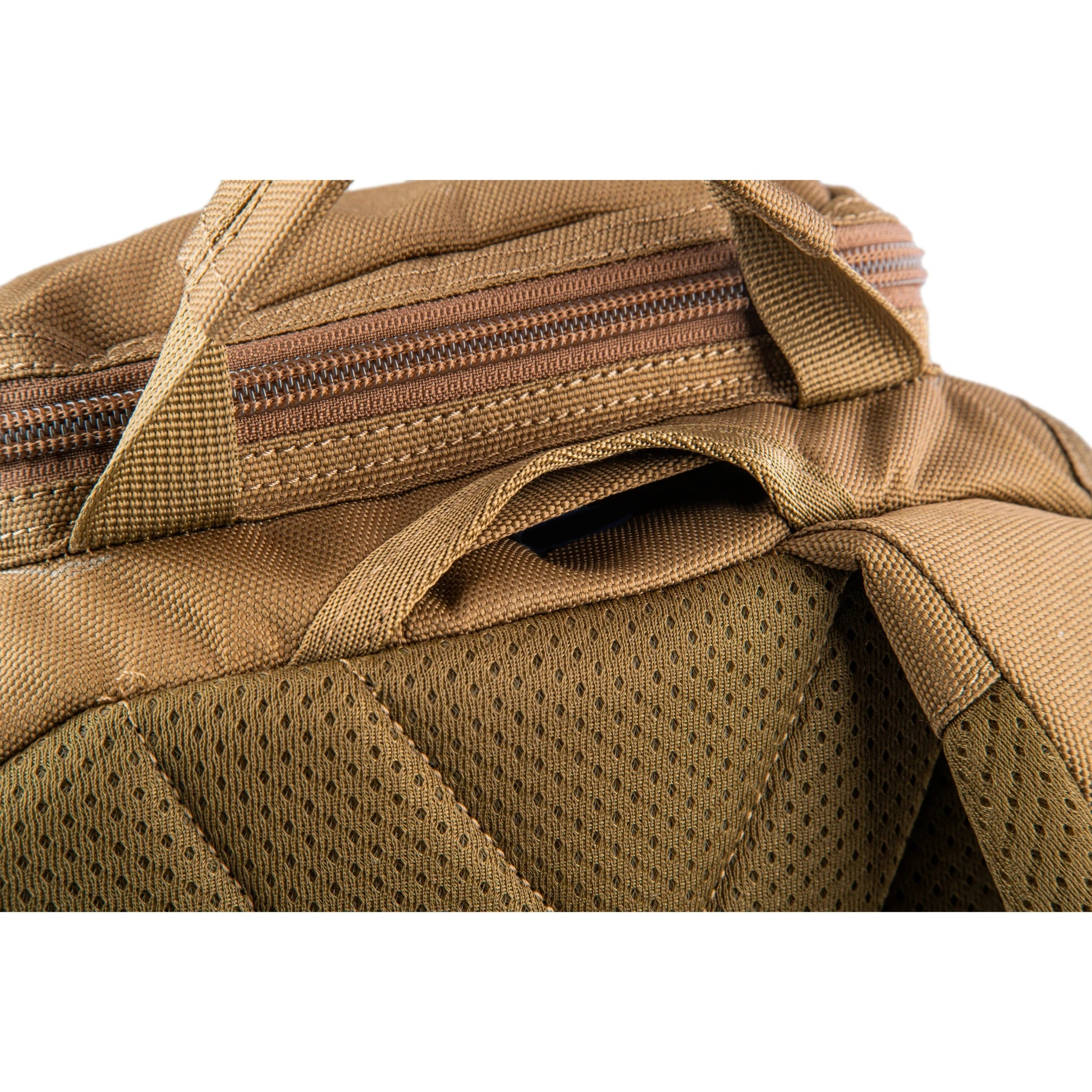 תפרים מחוזקים באריג Cordura D1000 בנקודות עומס בתרמיל יום