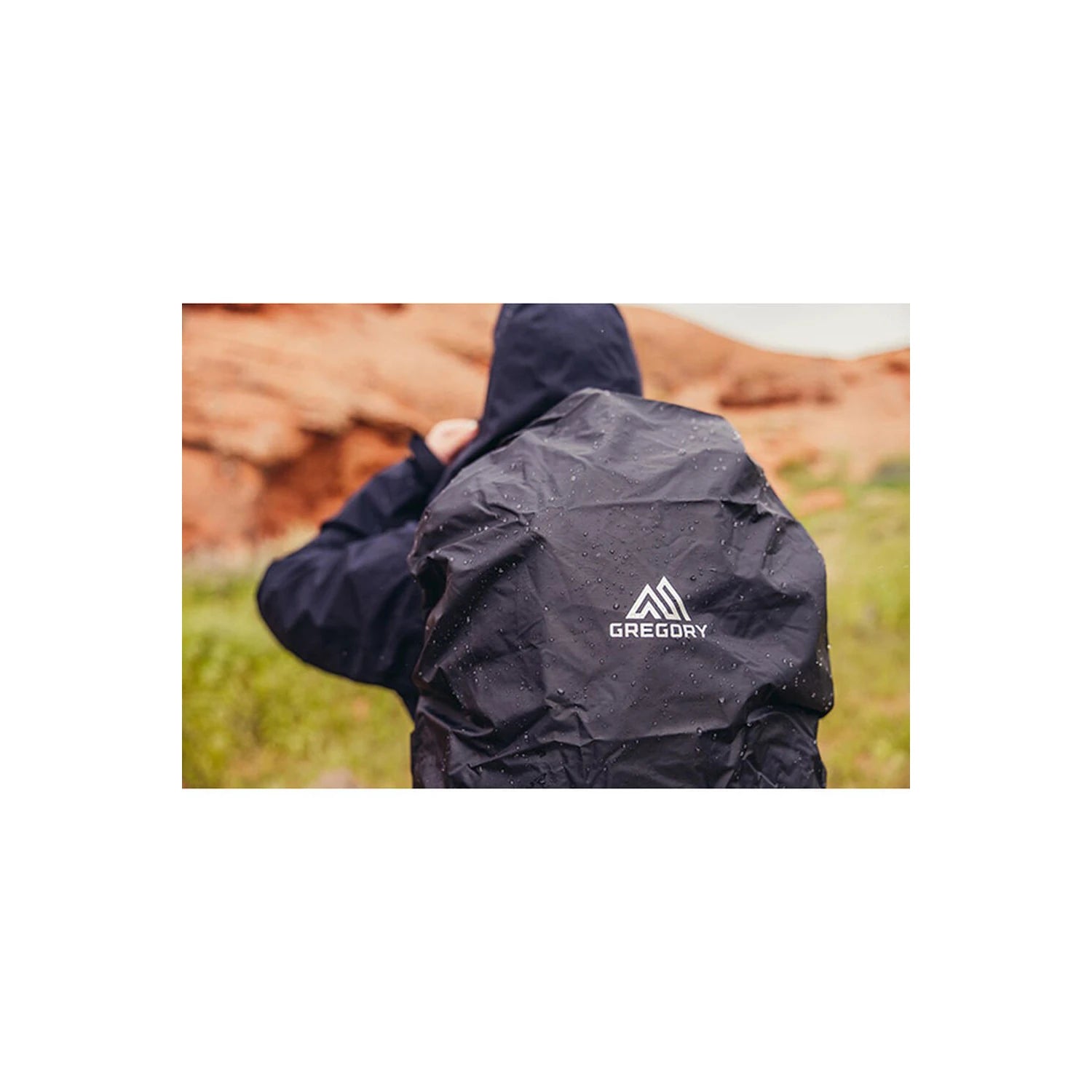 כיסוי גשם מובנה בתרמיל Gregory Amber 44 להגנה אופטימלית