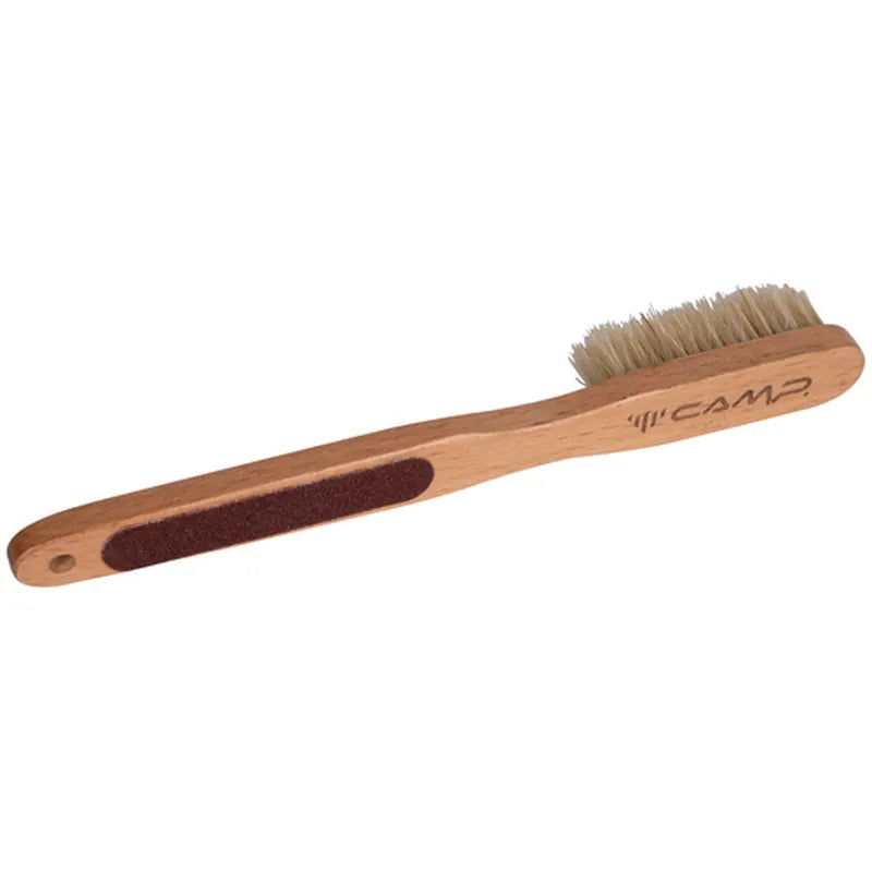 מברשת טיפוס Bamboo Brush של CAMP לניקוי אחיזיות, ידידותית לסביבה.