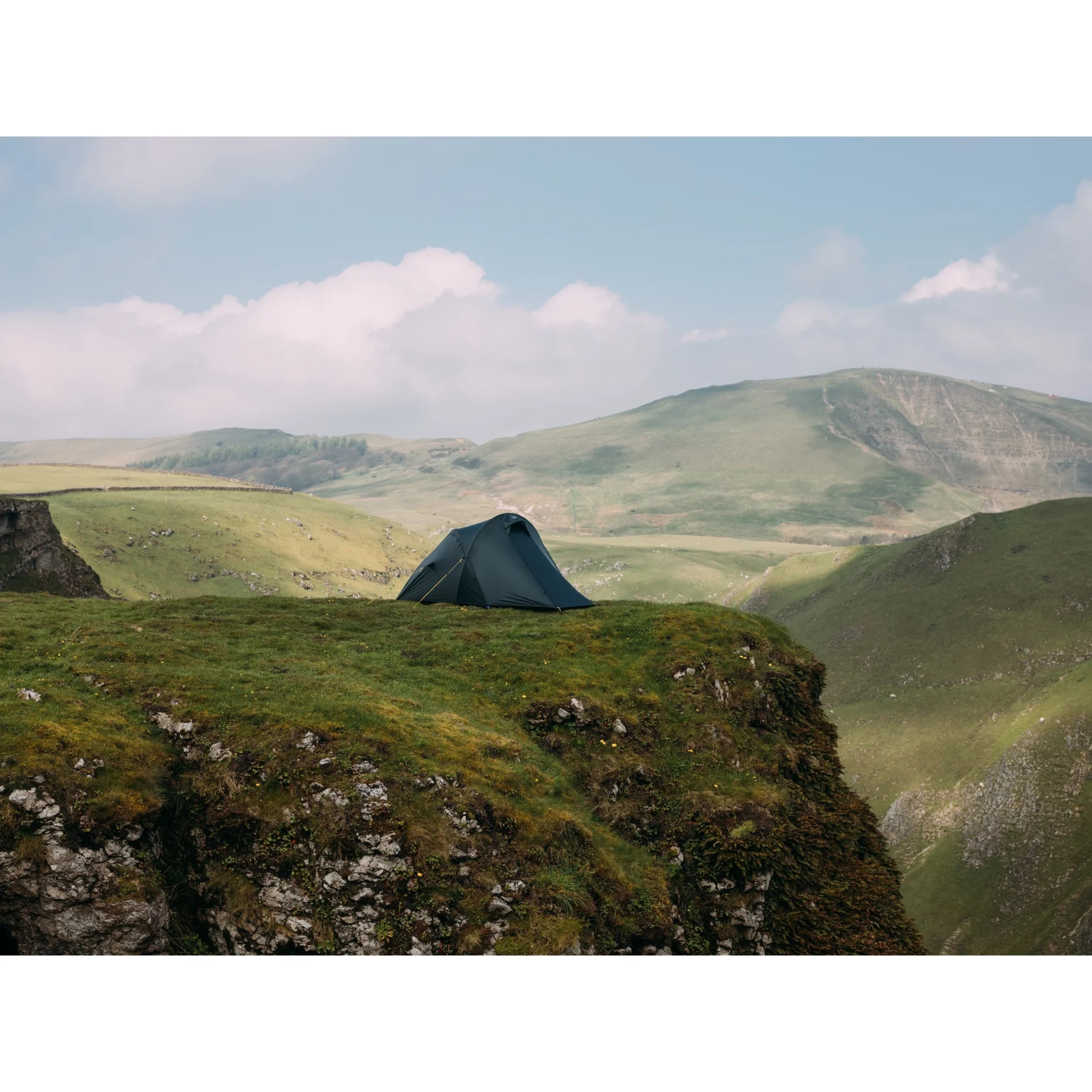 אוהל Voyager Lite: תצוגה צדדית המדגישה את החומר הקל משקל ועמיד בפני מזג אוויר.