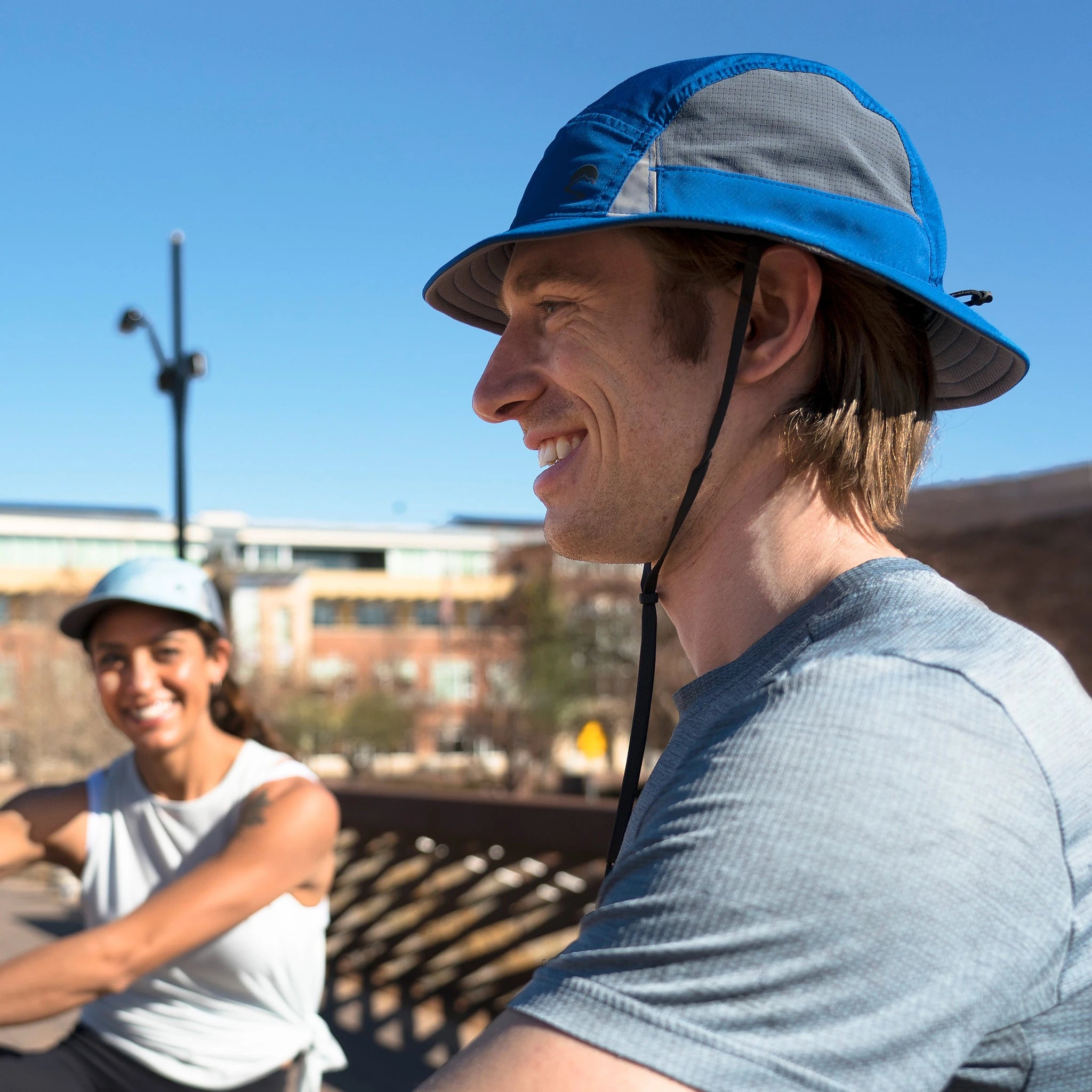 כובע ריצה ממוחזר Vaporlite Tempo עם מחזיק משקפי שמש