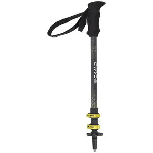 מקלות הליכה Backcountry Carbon 2.0 של CAMP: קלים, טלסקופיים ומתכווננים.