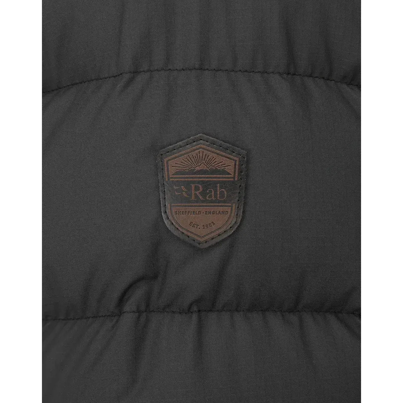 כיסי רוכסן במעיל Deep Cover Parka לשמירת חום הידיים