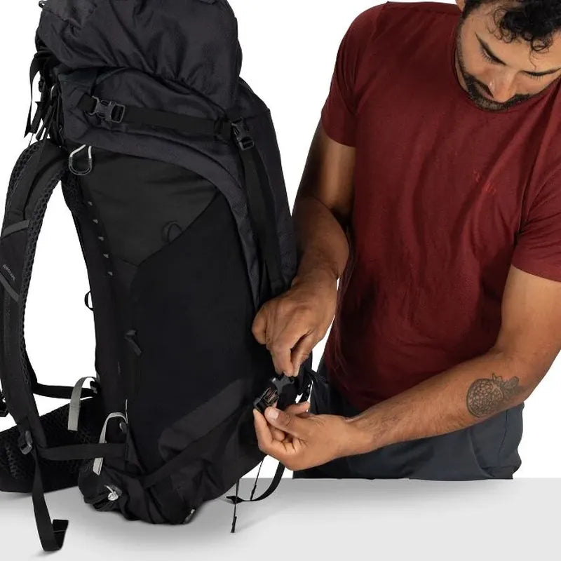 Osprey Kestrel 65 LT - גב AirScape עם רשת ופתחי אוורור לנשיאה נוחה ומאווררת.