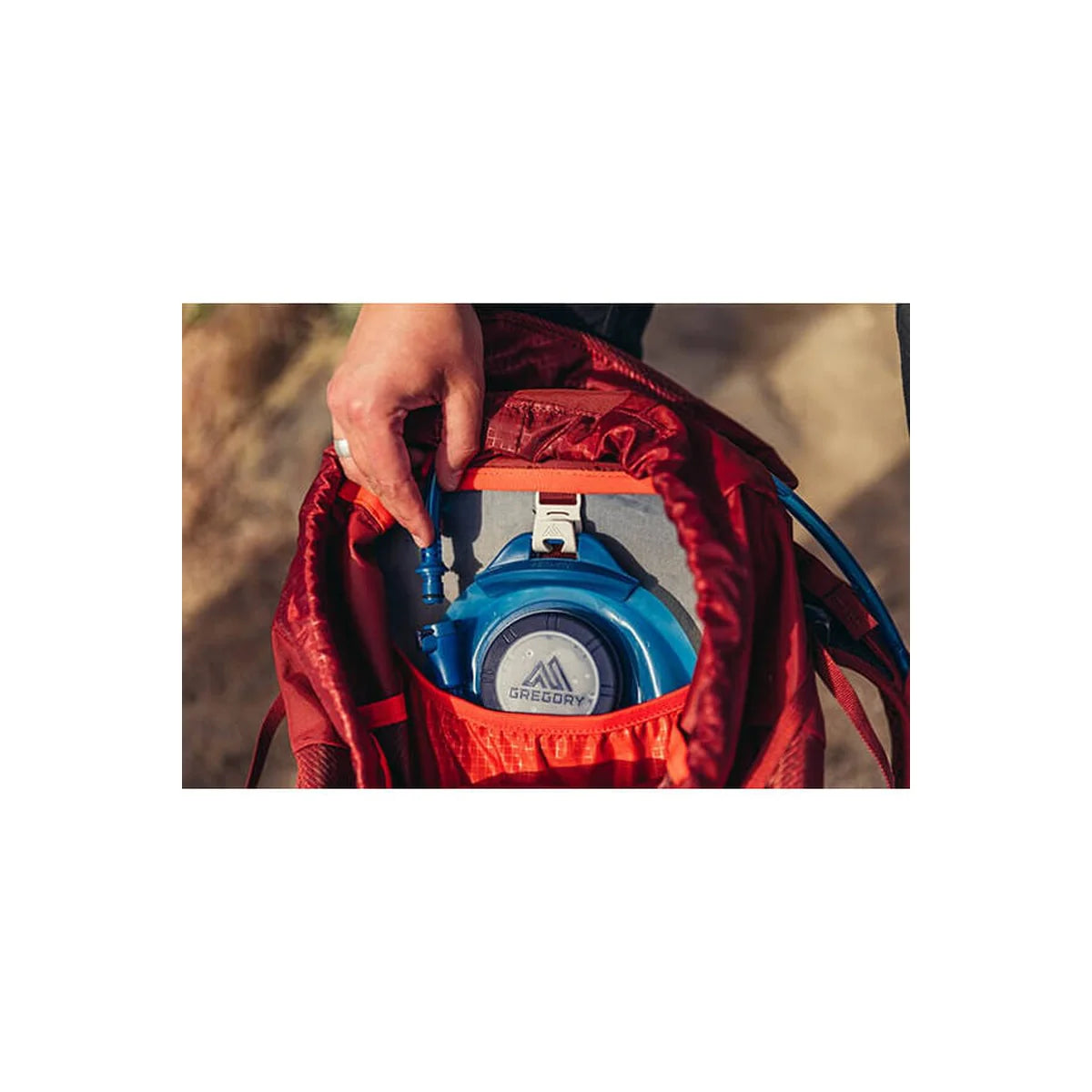 Arrio 24: כיס רוכסן אנכי קדמי לאחסון מהיר