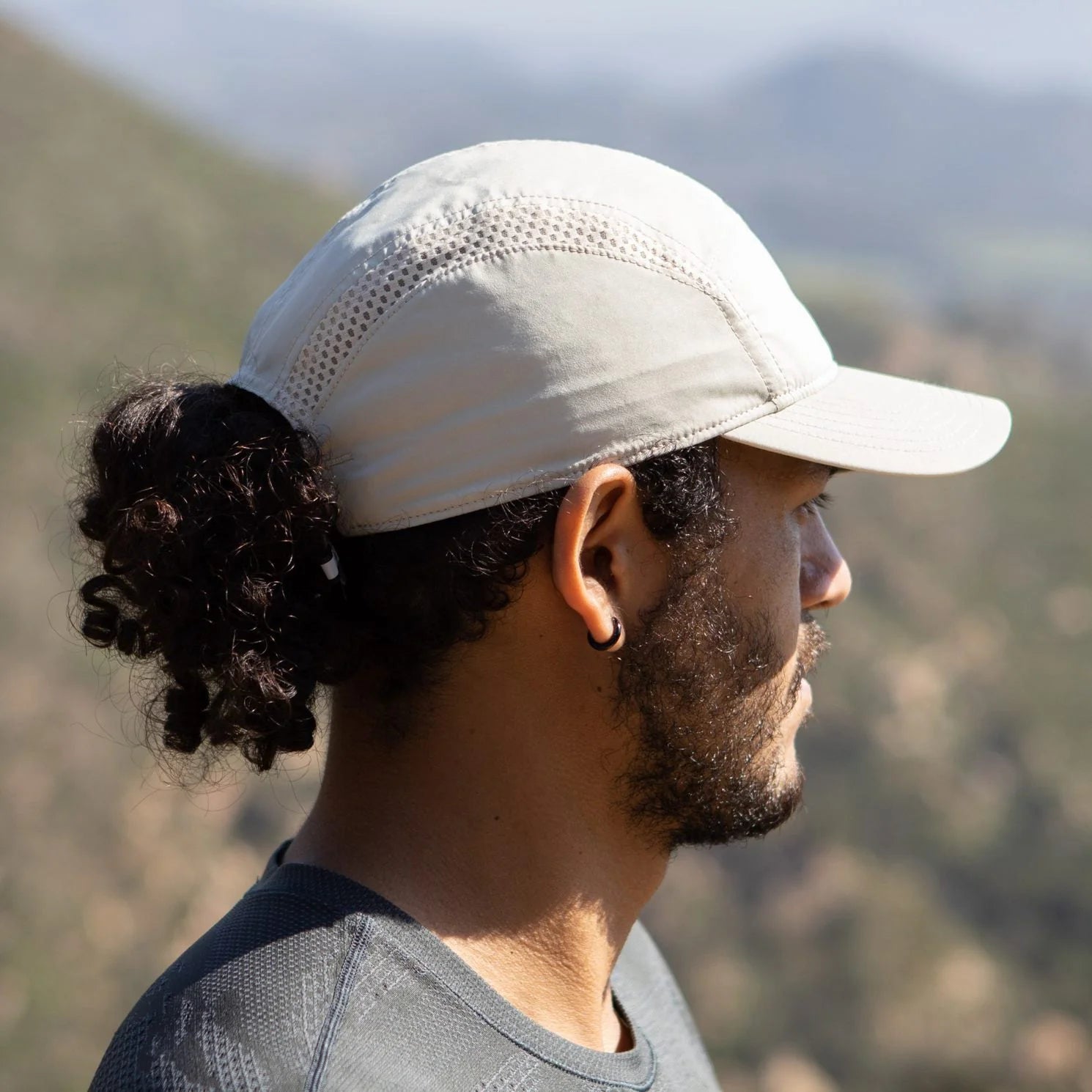 כובע AERIAL 4499 קל משקל מבד מנדף זיעה, מתאים לריצה וטיולים.