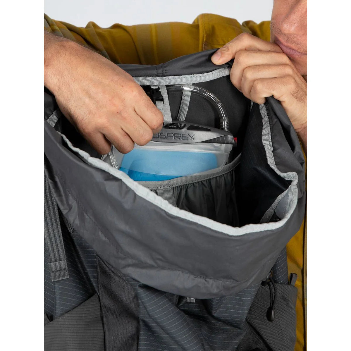 Stratos 36 תא מותנית לטלפון וחטיפים