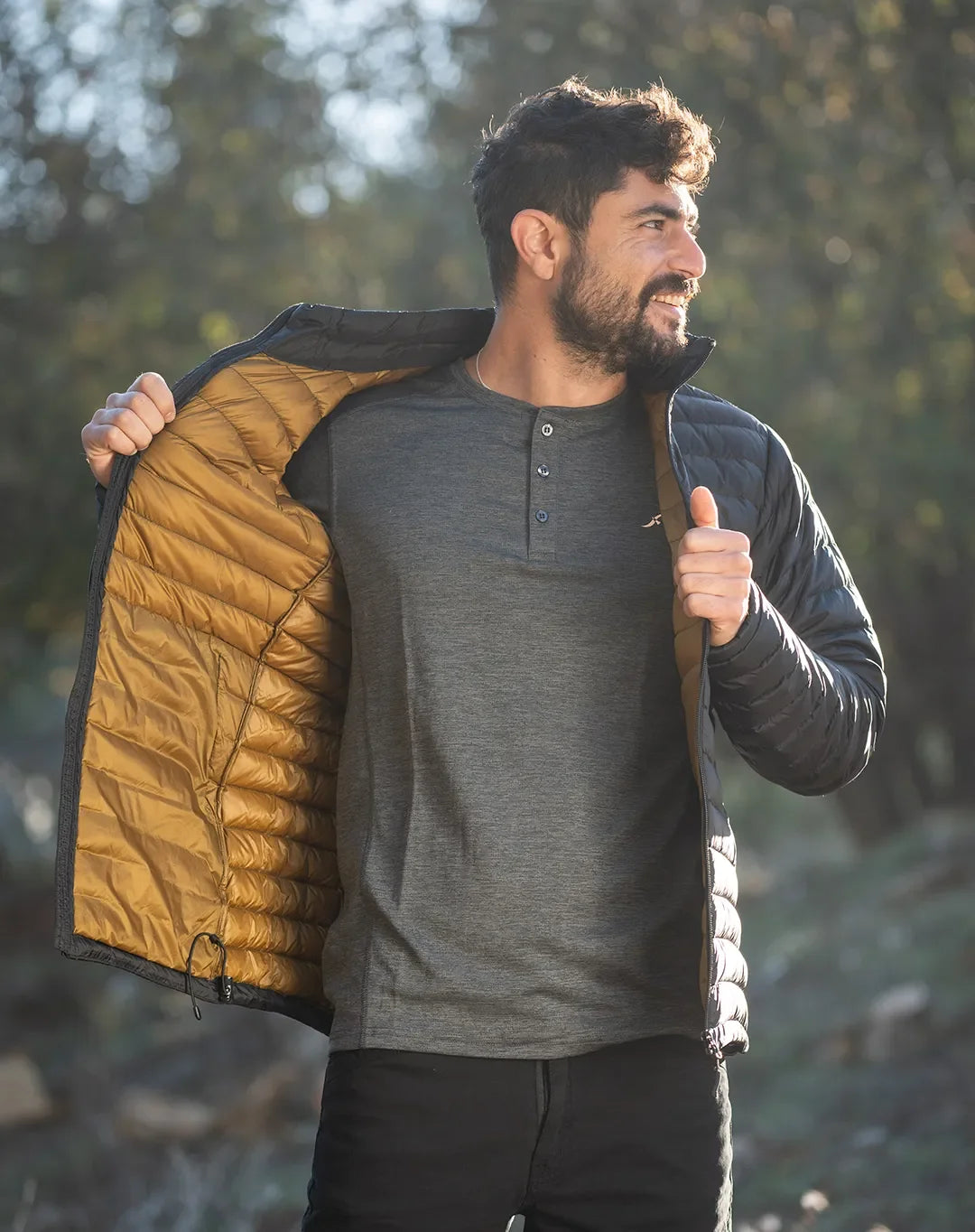 תקריב של בד מעיל פוך Bryant: אטום לרוח ודוחה מים