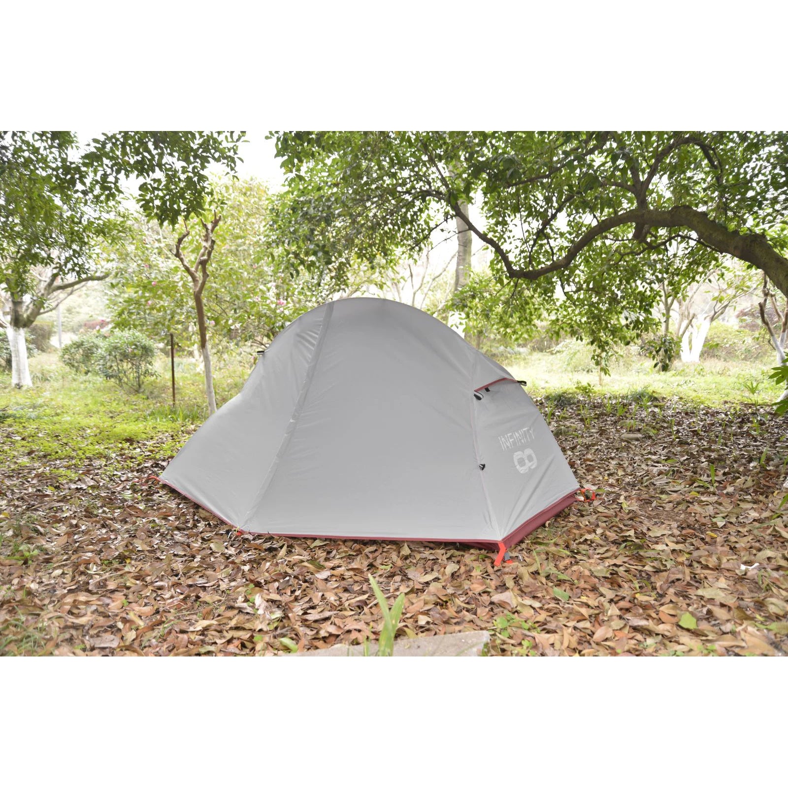 אוהל Infinity SOLO פרוס בשטח, מציג מבנה מרווח ונוח