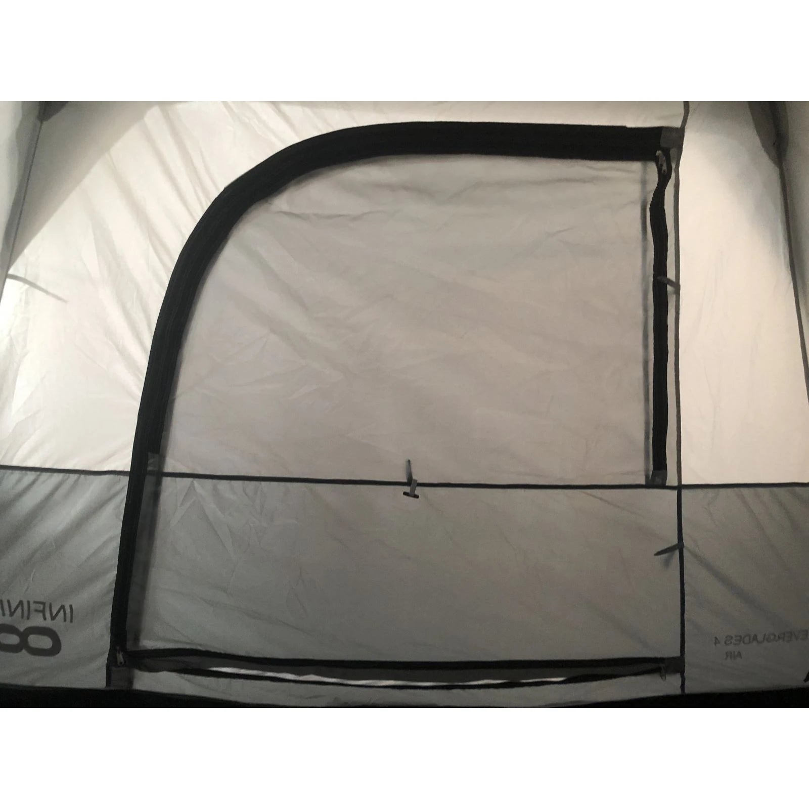 אוהל Everglades 8 - חבלי מתיחה בצבע כתום בולט למניעת היתקלויות