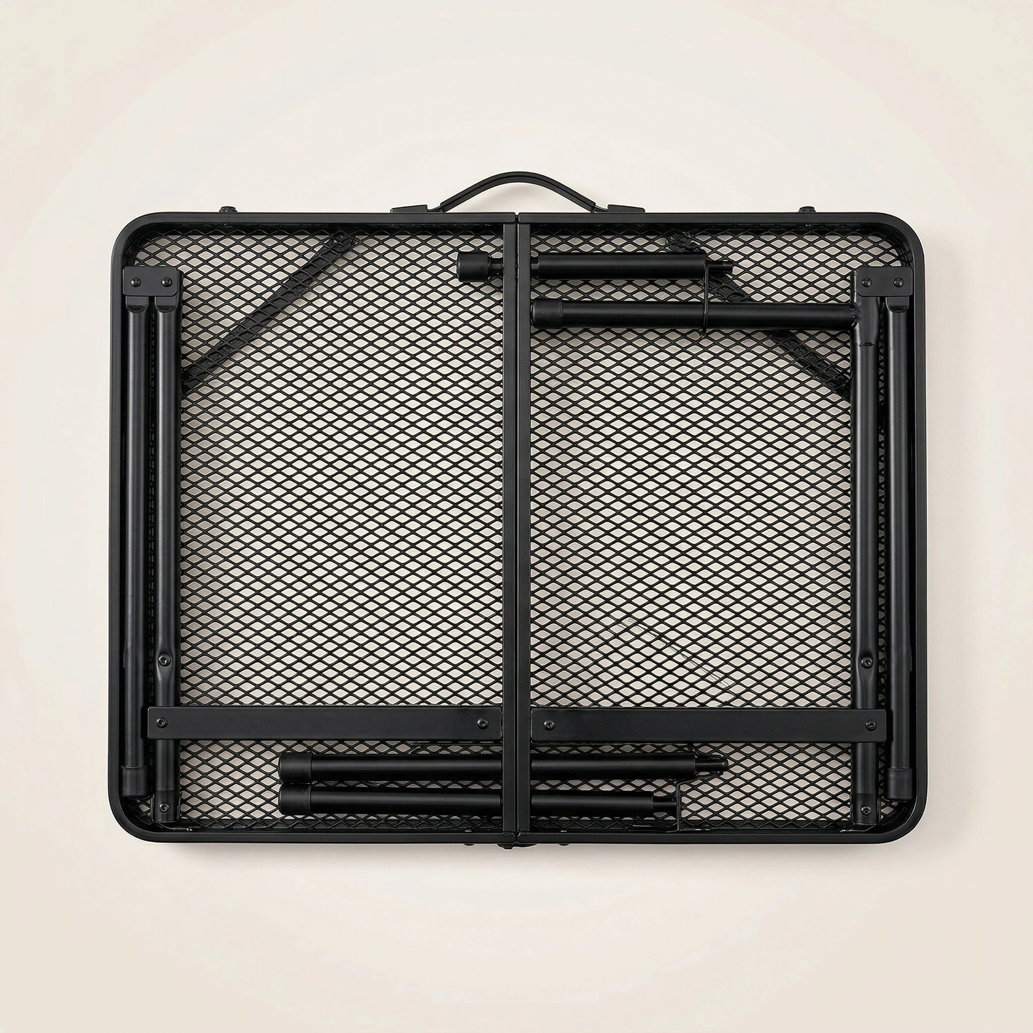 שולחן קמפינג מתקפל רשת במצב פתוח, גובה 66 ס"מ, עם רגליים מורחבות