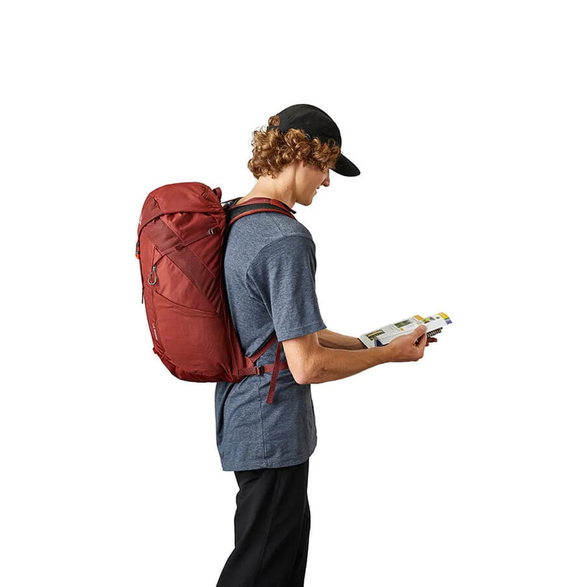 תרמיל טיולים Arrio 24: כיסוי גשם כלול בכיס אחסון ייעודי