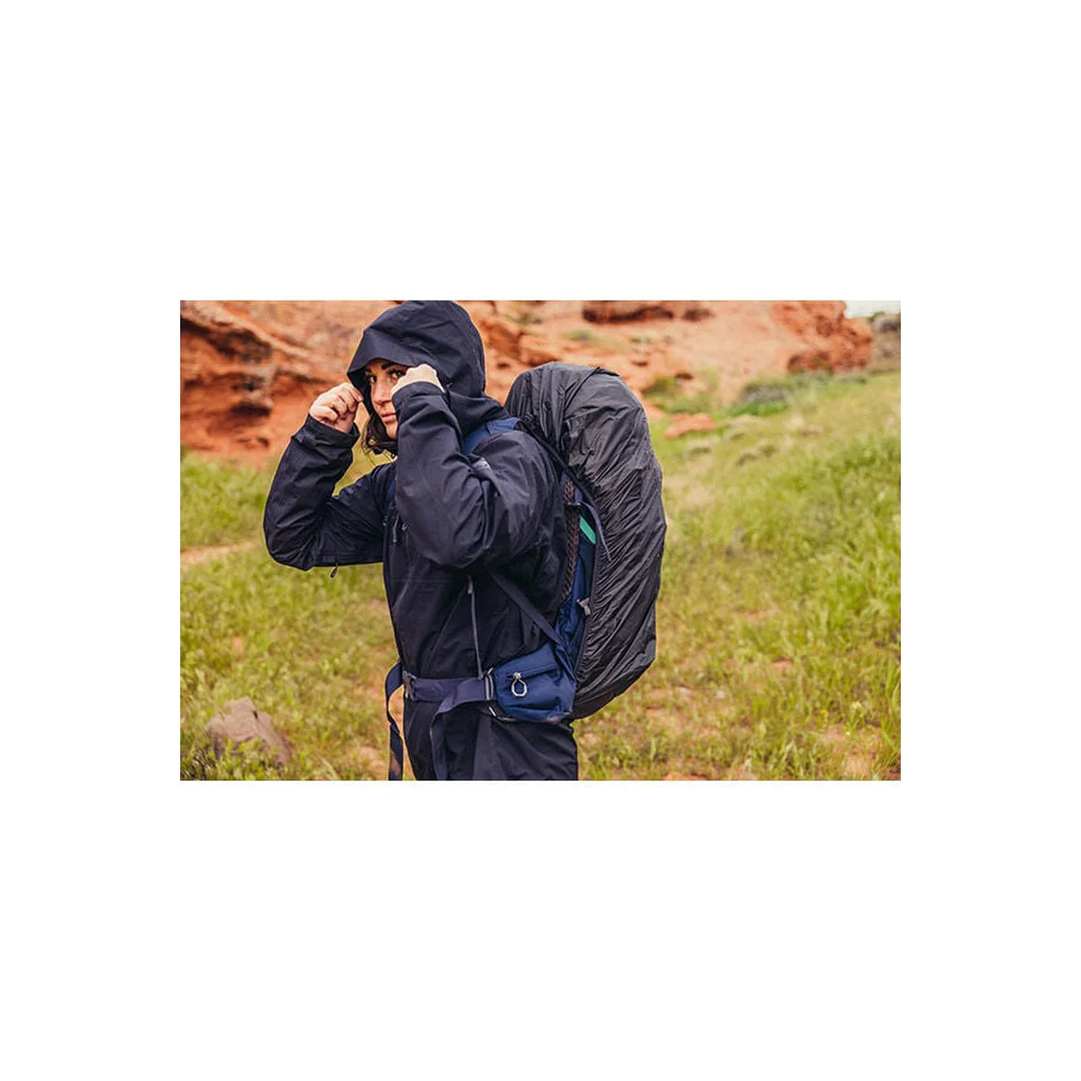 תרמיל נשים Gregory Amber 54: כיסוי גשם מובנה בתא ייעודי