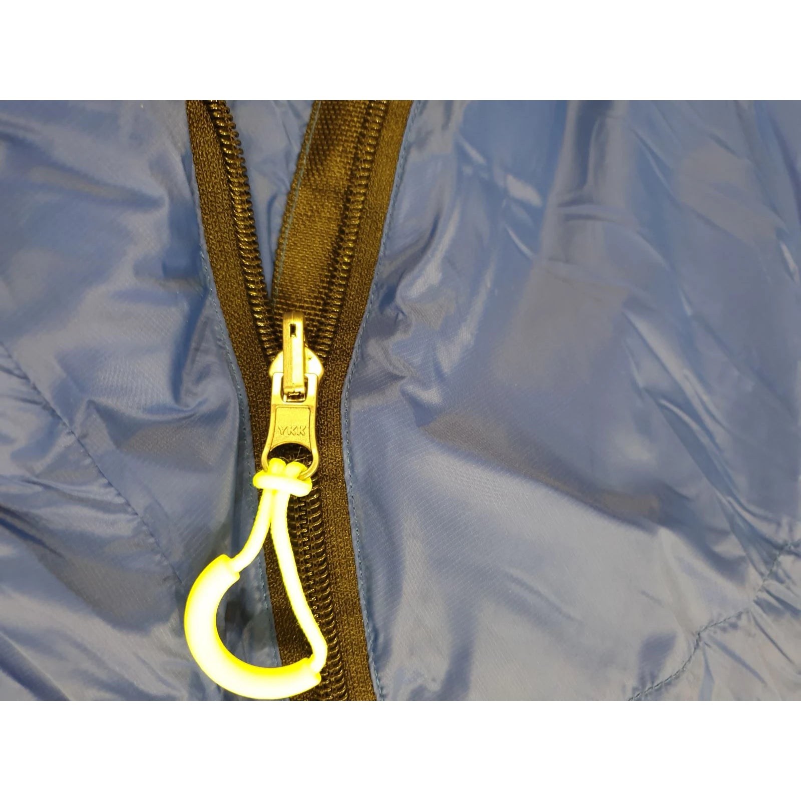 פרטי חצאית הפוך ב-TITAN 600: שמירה על חום הגוף באזורים קרים