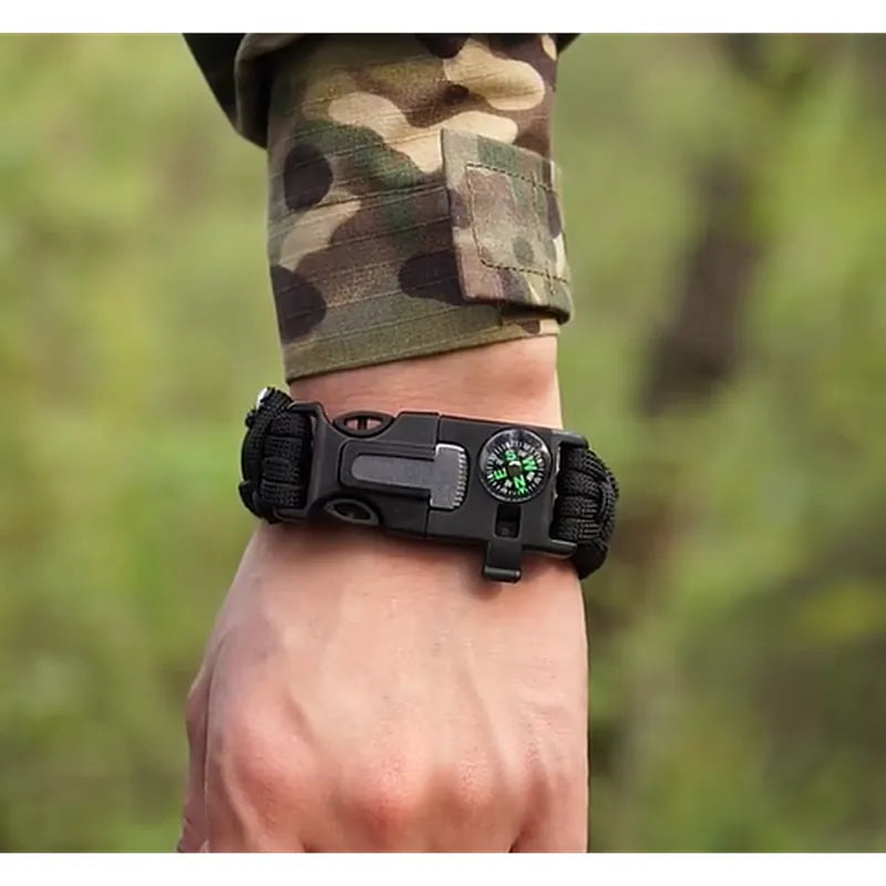 פירוט מרכיבי צמיד הישרדות "דרך ארץ": מצפן, אבן אש, חבל