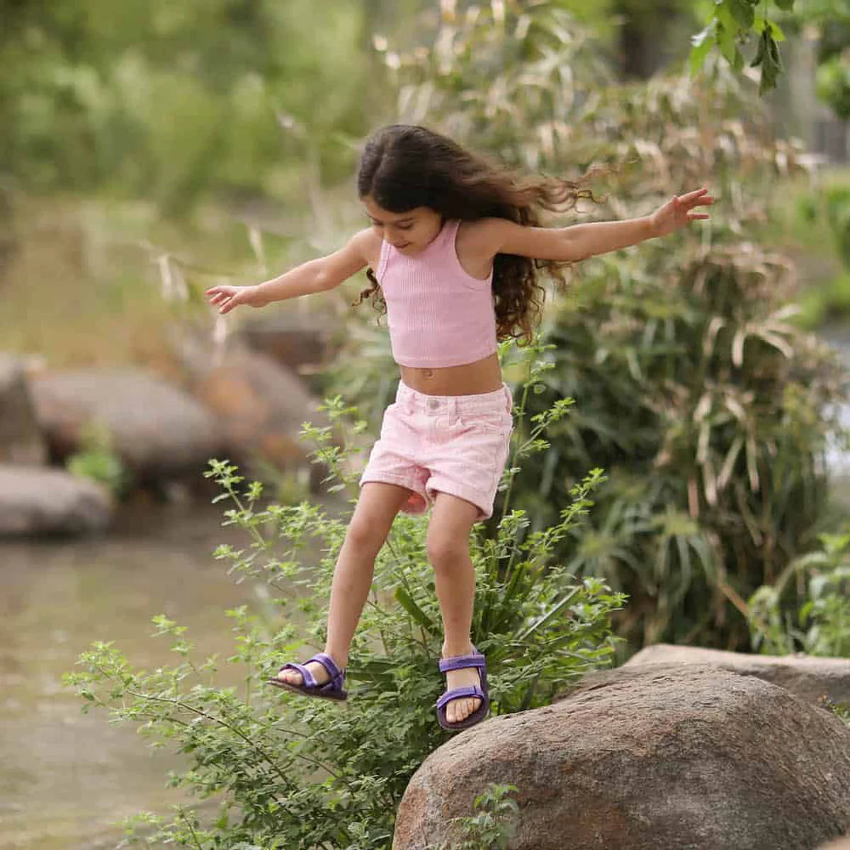 סנדלי שורש פיוצרז ילדים, מבט מקרוב על רצועות וסוליה ממוחזרת