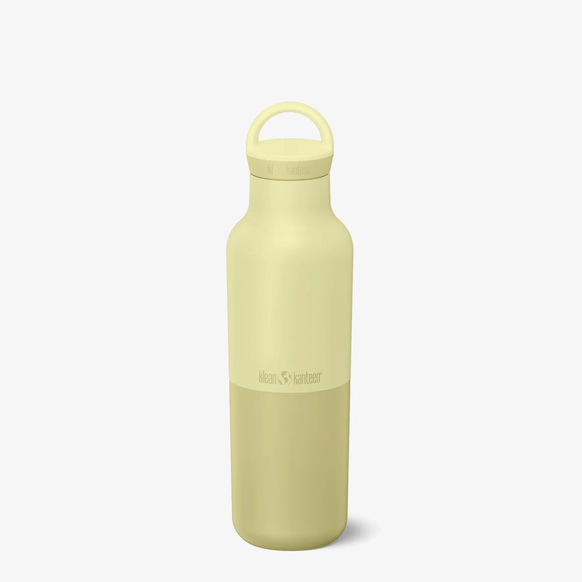 בקבוק מים מבודד Klean Kanteen מונח על שולחן עבודה משרדי לצד מחשב נייד