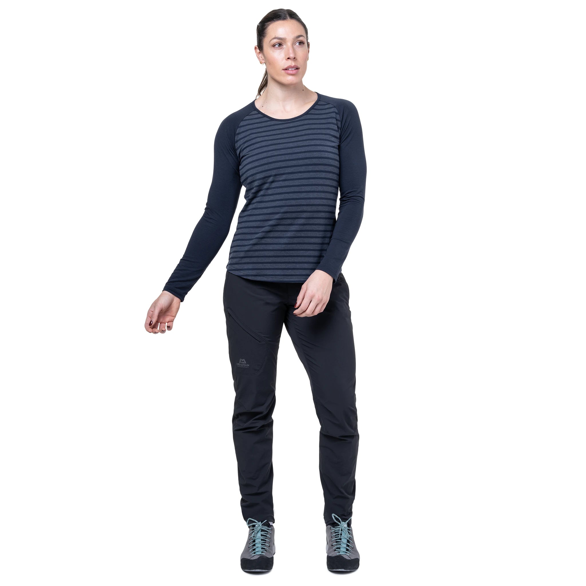 גזרה צרה של חולצת Redline LS נשים - מתאימה לשכבות ולשימוש עם רתמה