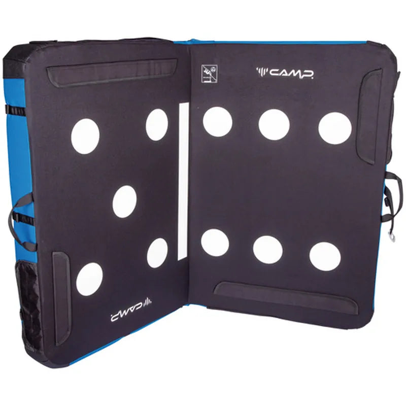 רצועות הופכות את מזרן בולדר Domino של CAMP לספה נוחה בשטח.