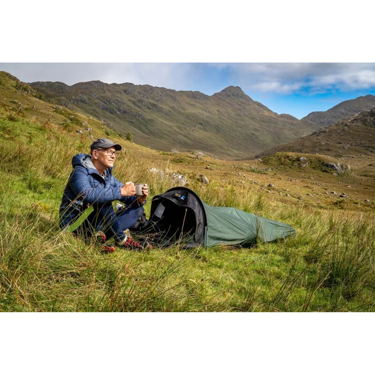 אוהל כיסוי לשק שינה Jupiter Lite Bivi - פתוח למחצה, מציג את דלת הרשת "No-see-um"