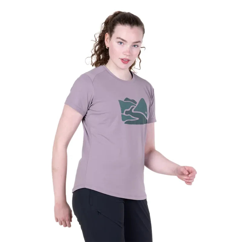 מבט מקרוב על לוגו המותג Mountain Equipment על שרוול חולצת נשים Headpoint