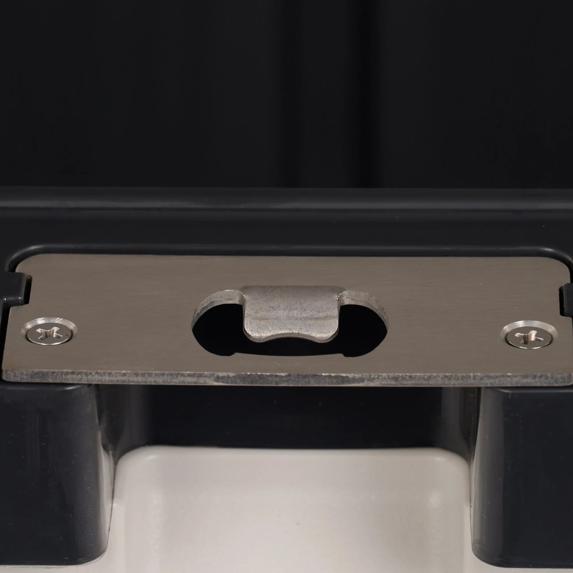 מכסה נעילה בצידנית Trailmate לשמירה על התכולה