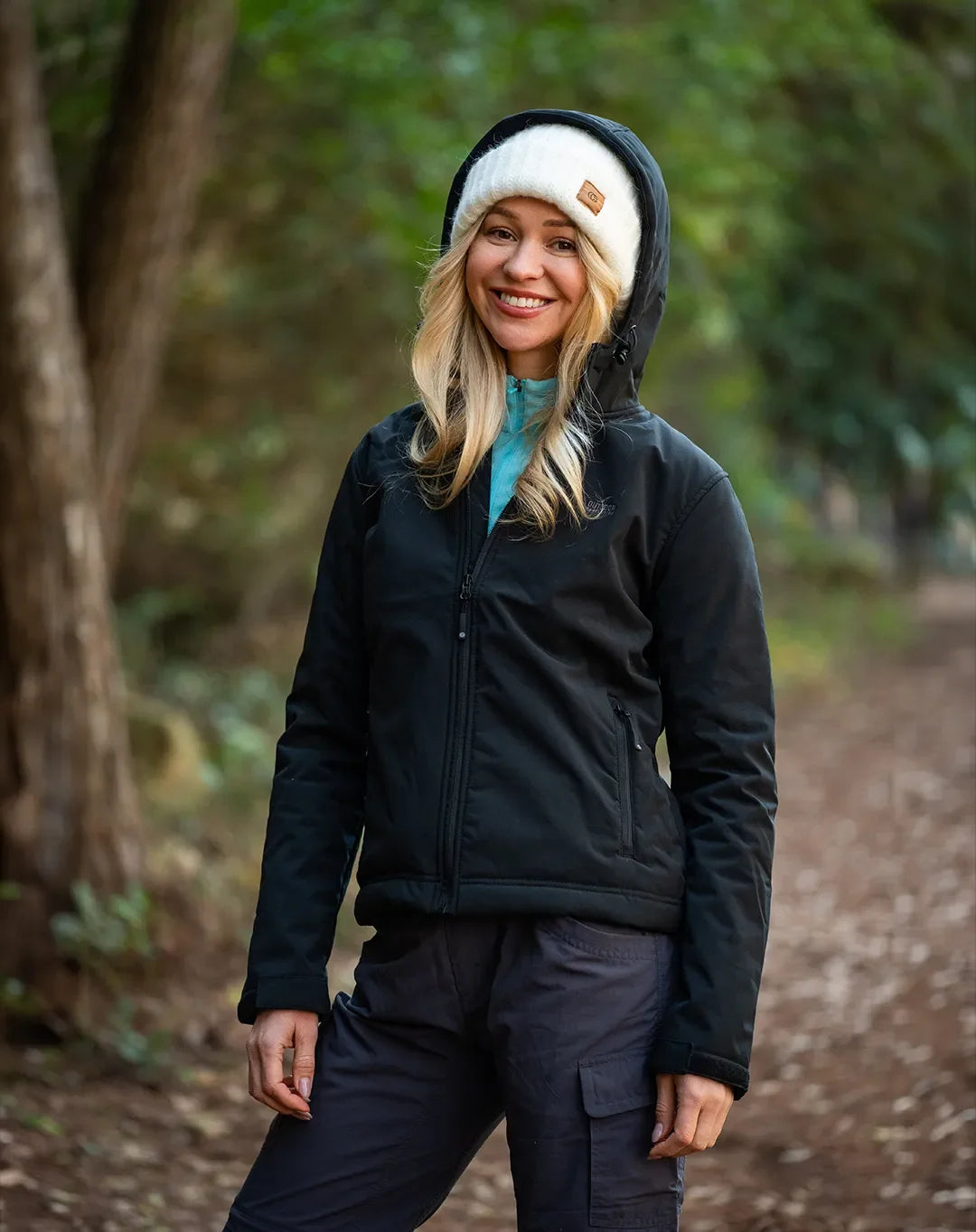 סופטשל Rebecca: גזרת נשים נוחה ומחמיאה מבית Outdoor Revolution