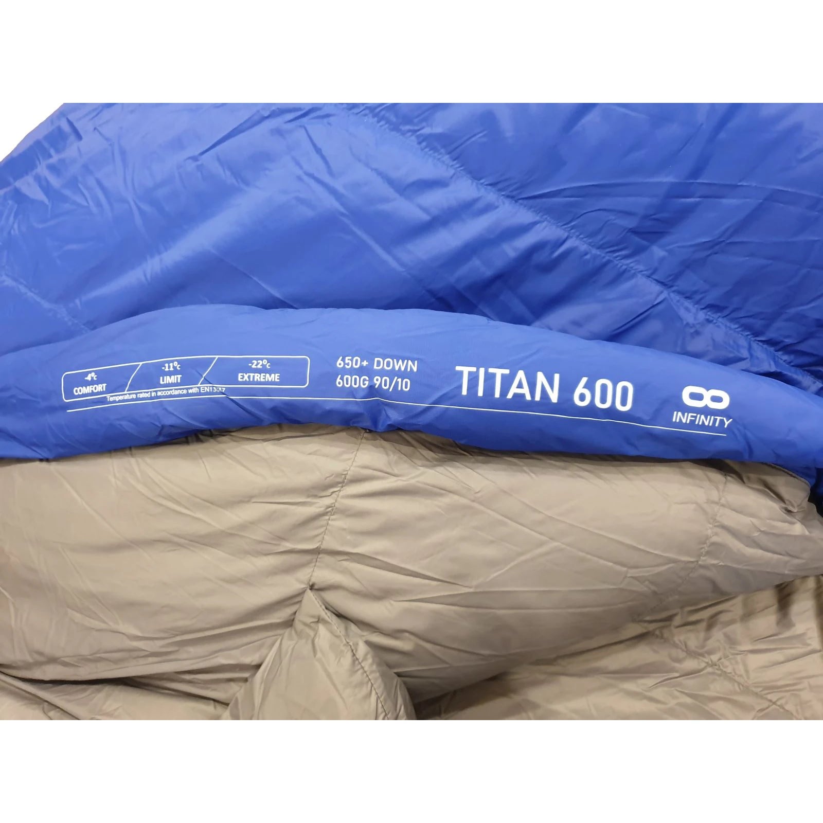 שק שינה TITAN 600 פתוח: מציג את החלל הפנימי והנוחות