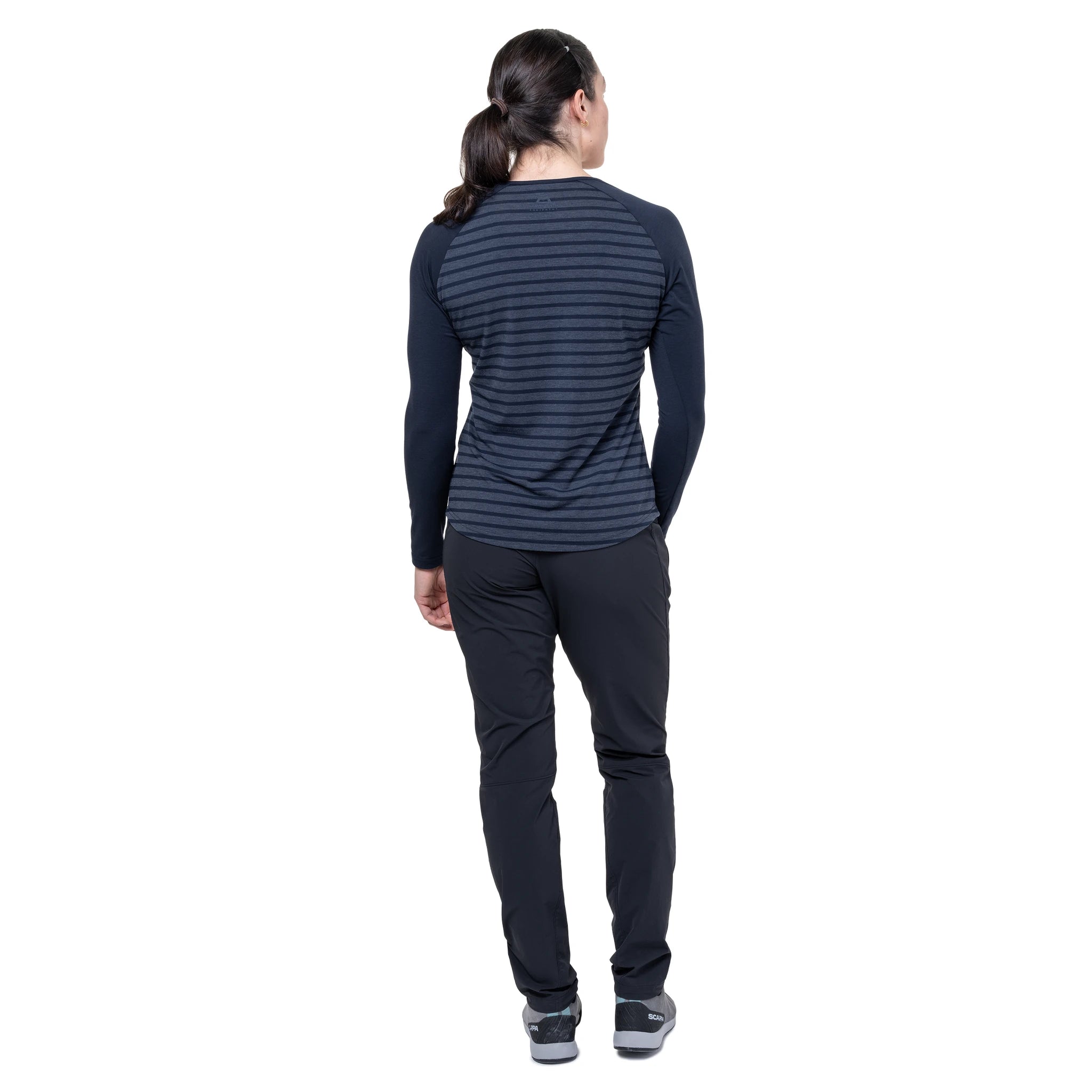 תקריב בד drirelease® של חולצת Redline LS נשים - נוחות וייבוש מהיר