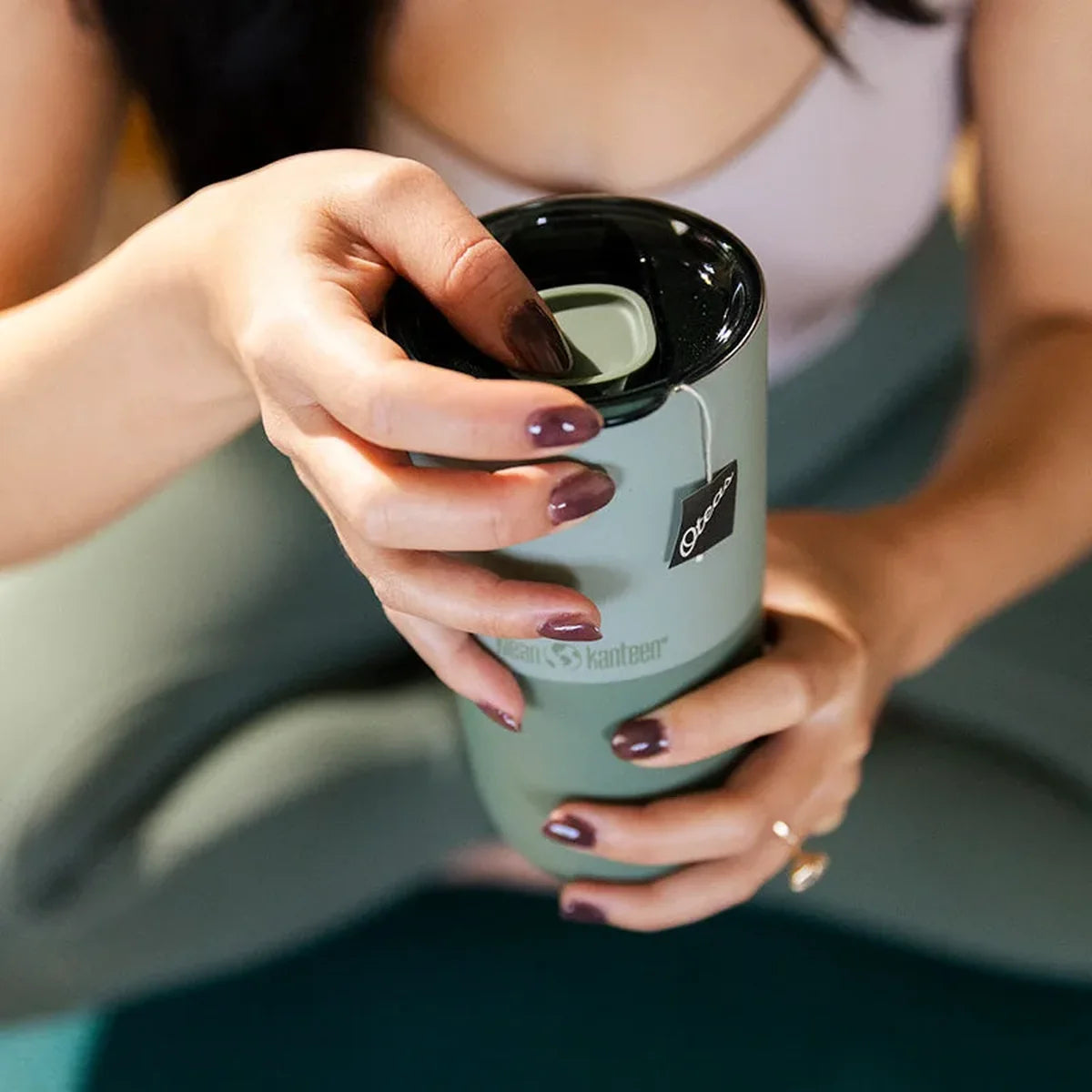 מבנה בסיס צר של כוס Rise Tumbler מותאם למחזיק כוסות ברכב